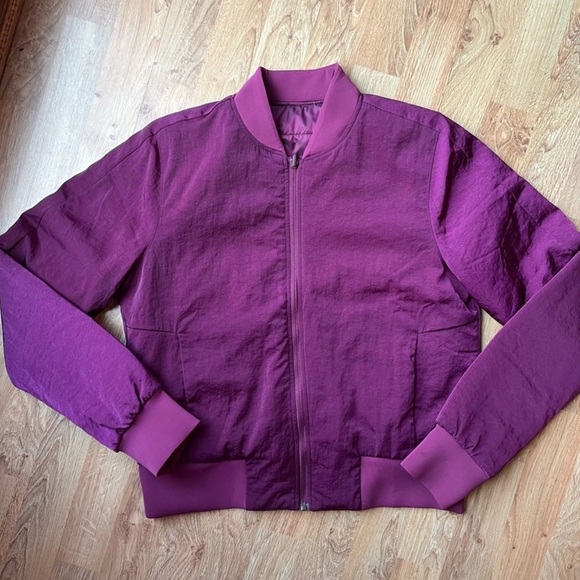 Lululemon Non-Stop Bomber Jacket Quilted
Reversible in Marvel - Women’s Size 6 - Picture 7 of 14